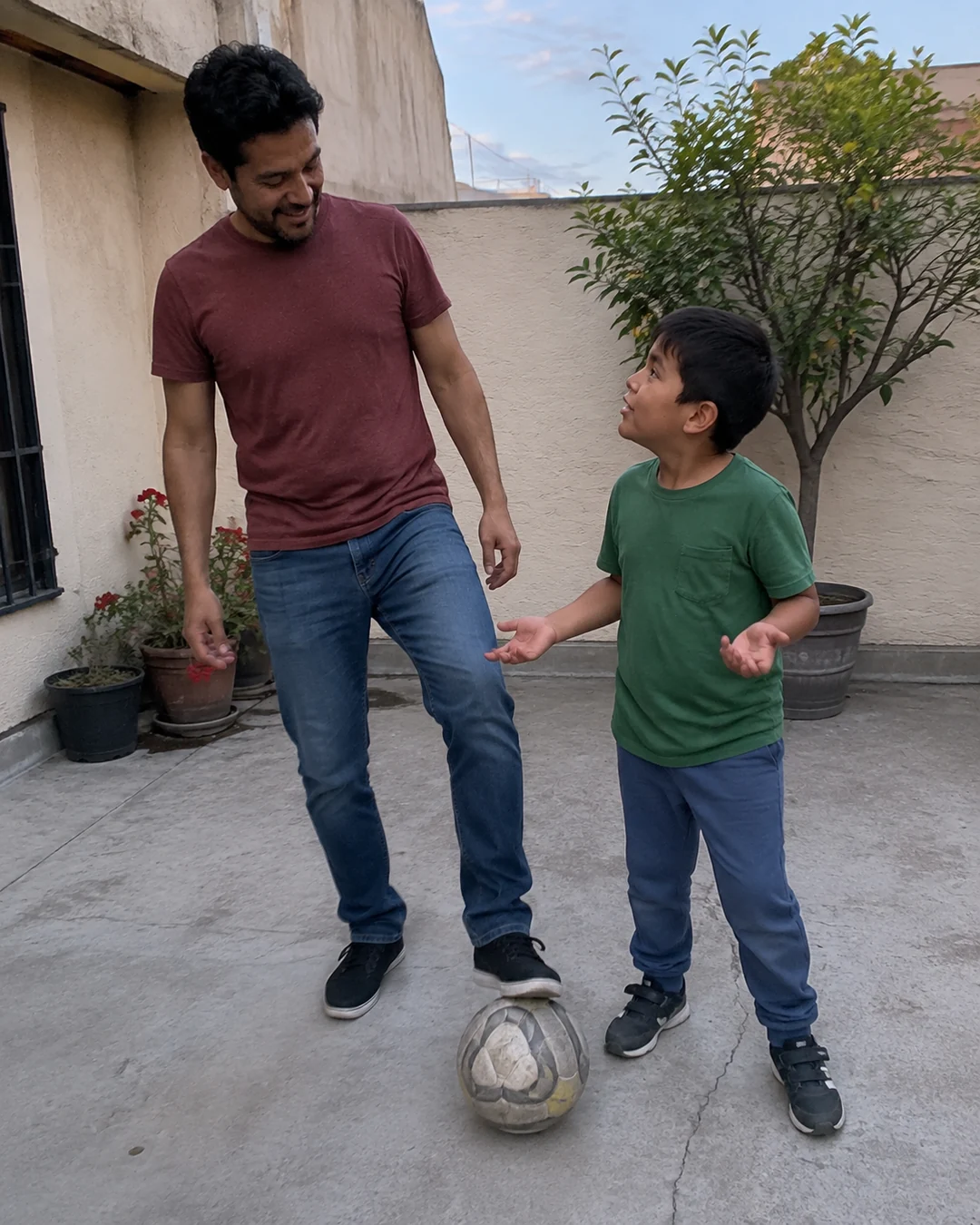 Un niño le cuenta a su papá quién va ganando la cascarita en el patio